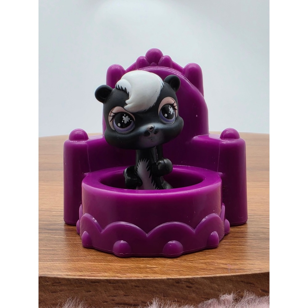 Littlest Pet Shop 2007 Skunk 1504 Black White Purple Throne Hasbro Vintage LPS